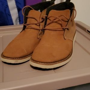 Size 13.----Tom's Dress Chukka Boots